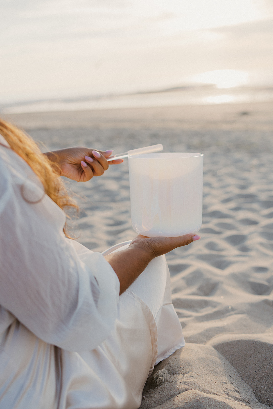 Crystal bowls op het strand tijdens een soundhealing